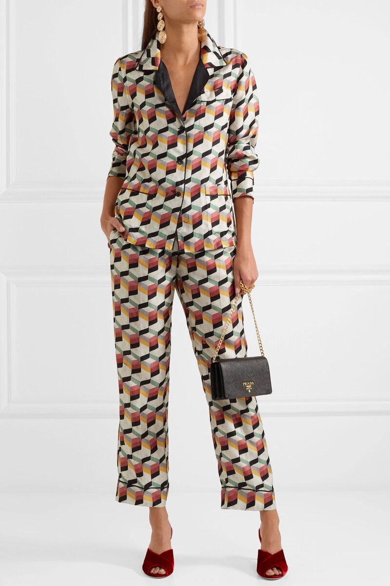 Костюм-пижама от фирмы Прада. Стоит, небось, как весь наш супермаркет вместе с персоналом. Фото из открытых источников.