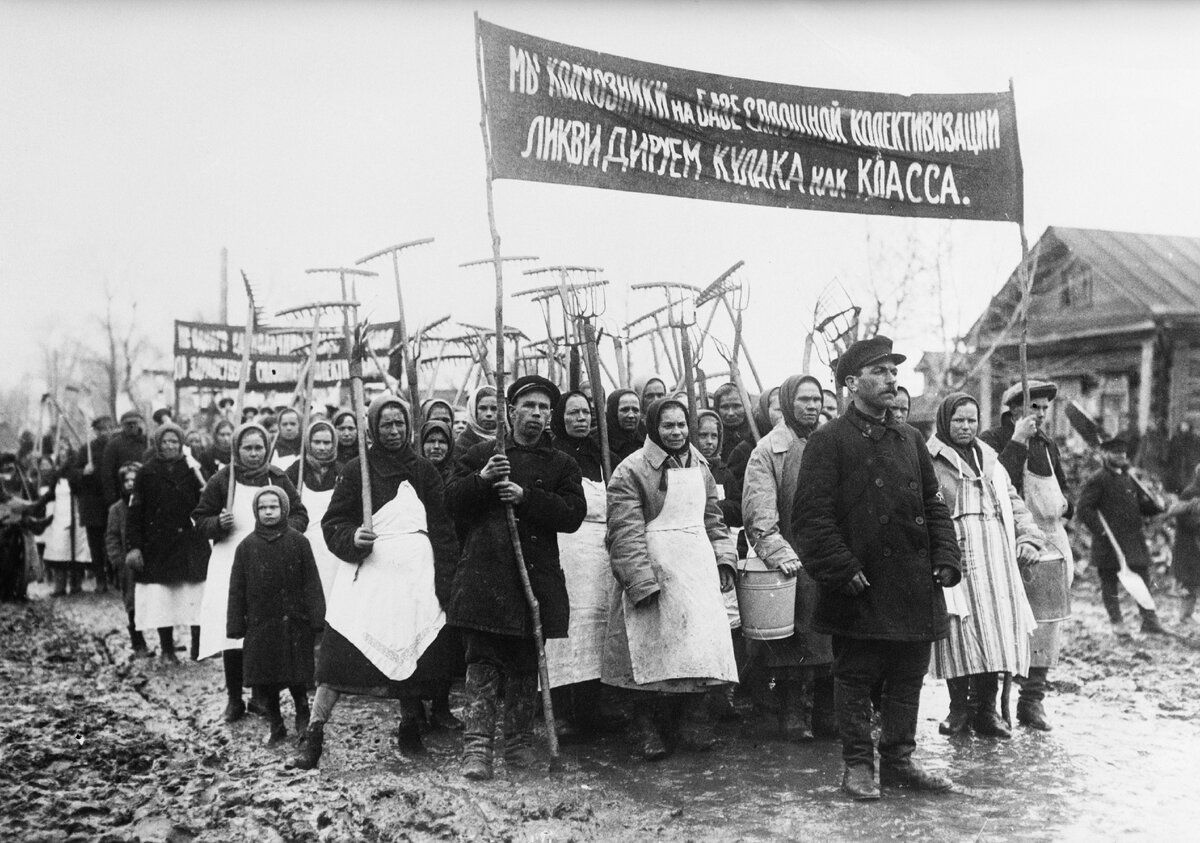 Демонстрация колхозников против кулаков, 1931 год. Фото: Getty Images
