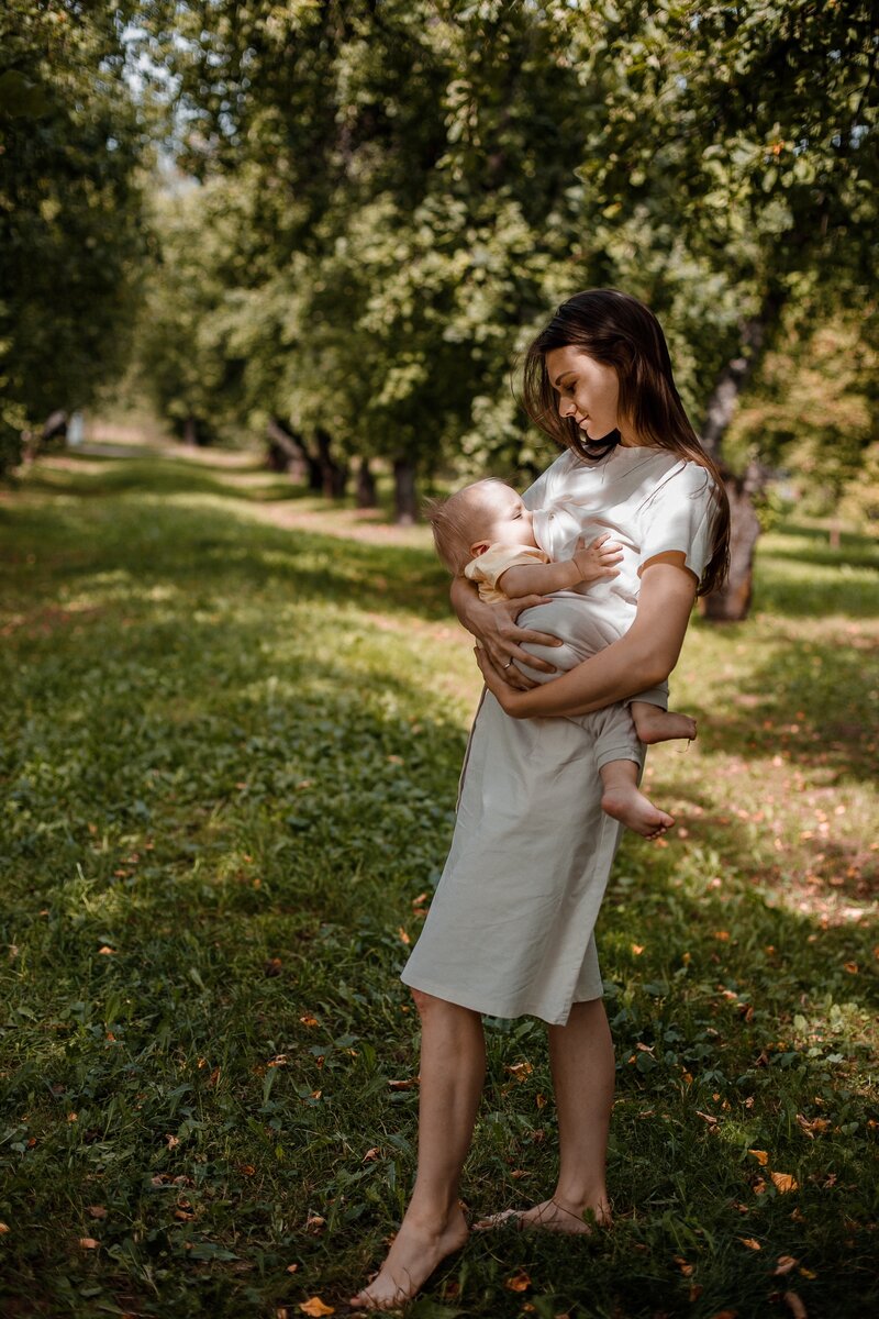 Поведение ребёнка у груди с возрастом меняется 
