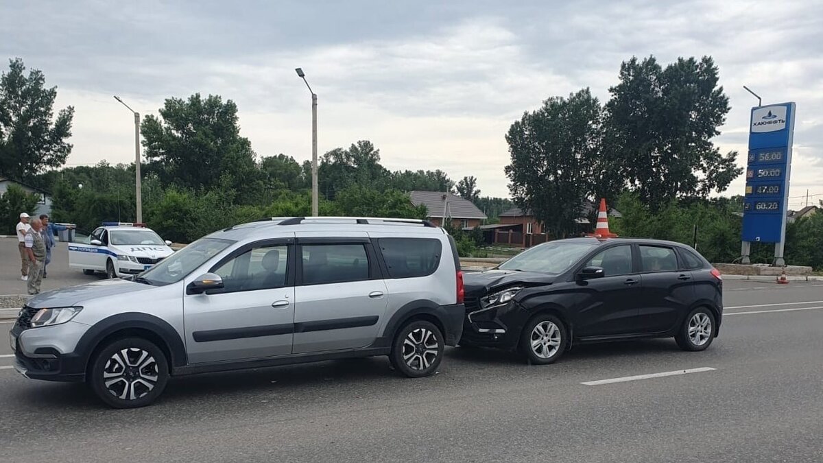     В Абакане в ДТП пострадали два пассажира — у них диагностировали травмы головы и позвоночника.