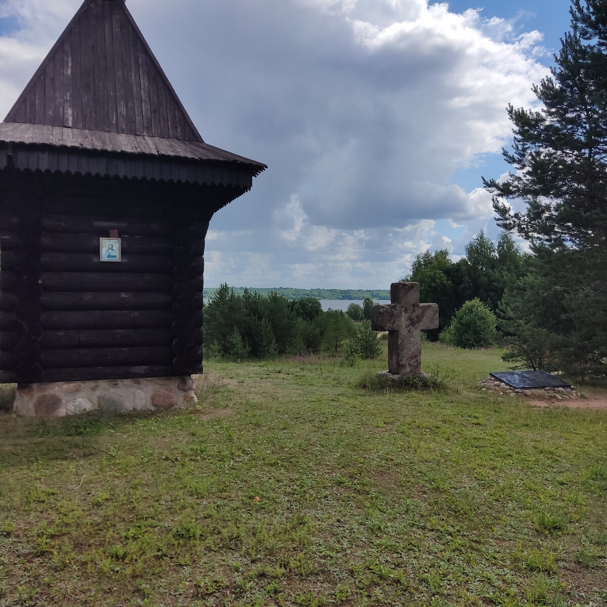 Часовня и крест