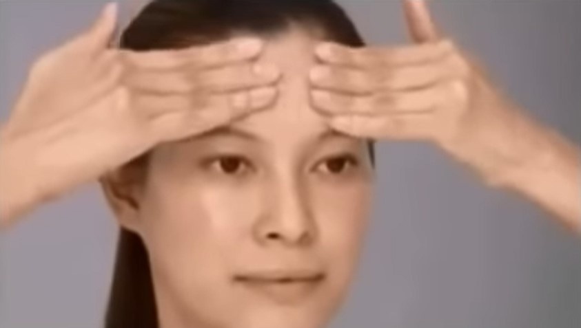 Массаж лица в домашних условиях, который вернул молодой контур моему 60-летнему лицу