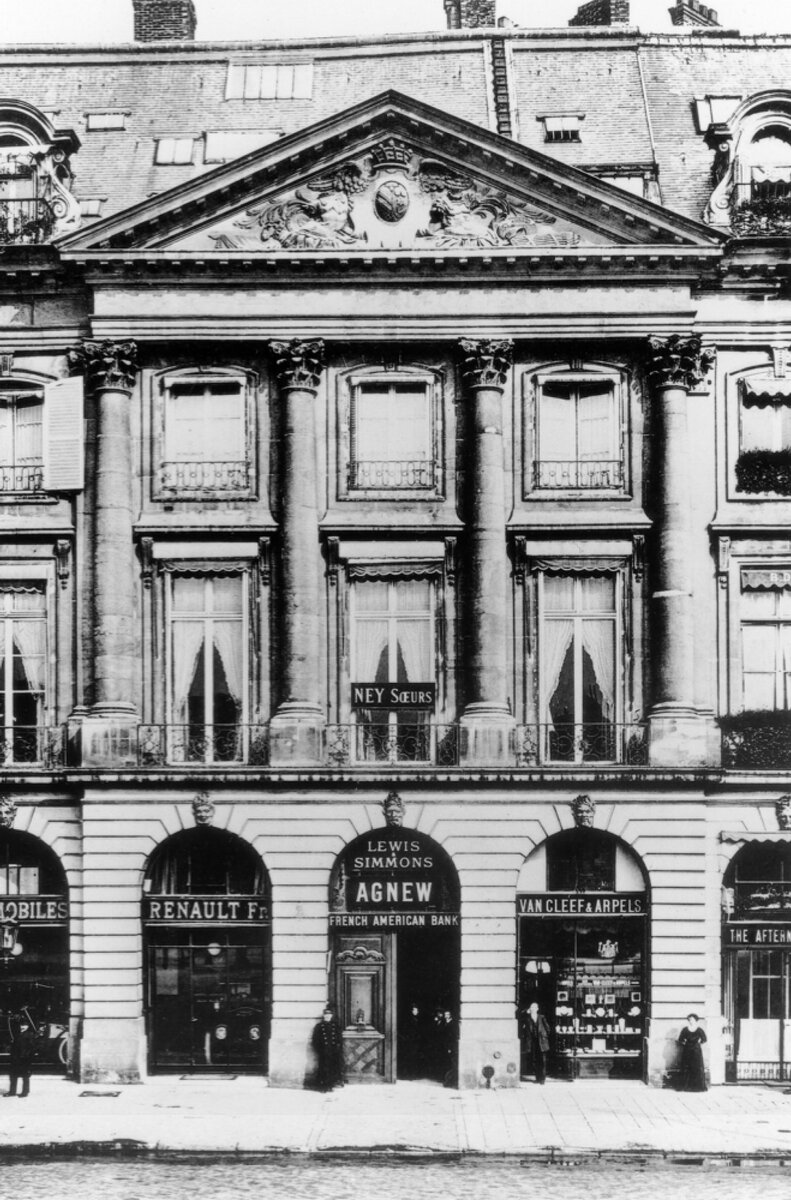 Первый бутик Van Cleef & Arpels в доме 22 на Вандомской площади в Париже