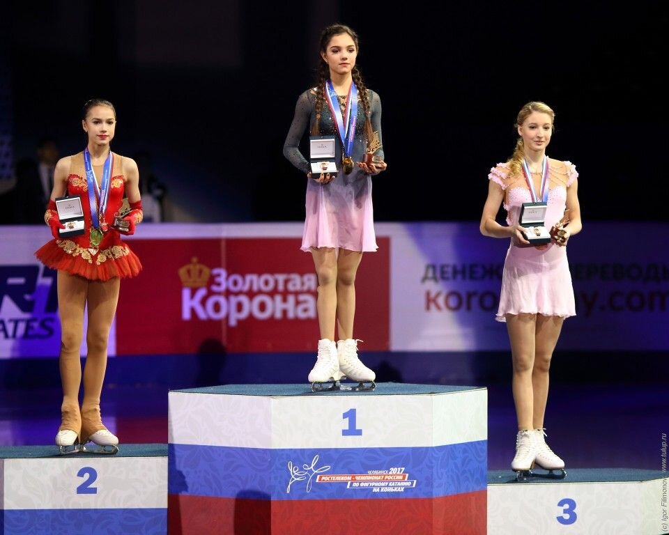 На фото: Алина Загитова, Евгения Медведева, Мария Сотскова