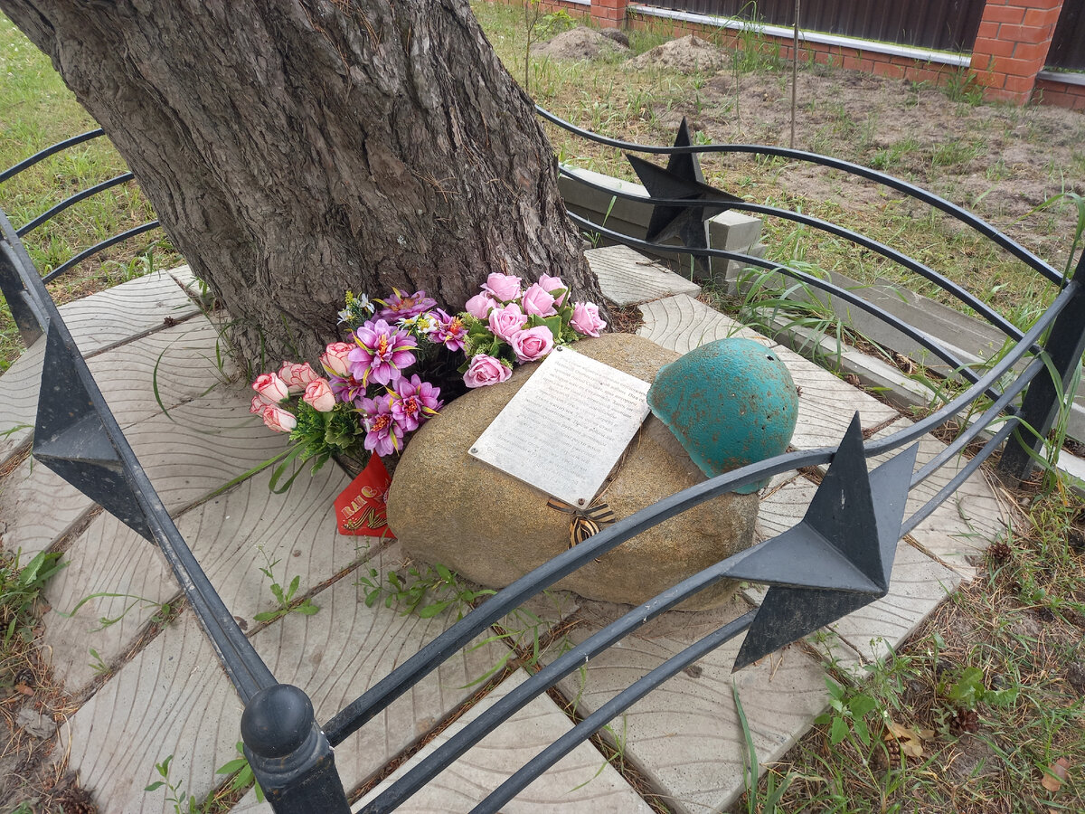 Рукотворный мемориал под сосной