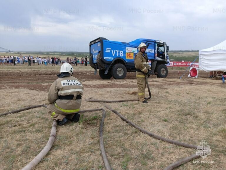    Спасатели МЧС дежурят в целях пожарной безопасности на оренбургских участках авторалли Андрей Севостьянов