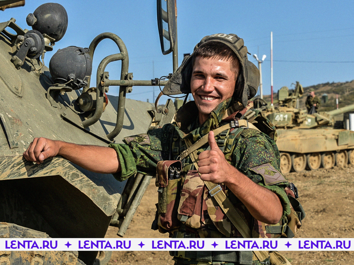 Фото боевых. Танкисты Российской армии. Современный танкист. Военный улыбается. Воины Российской армии.