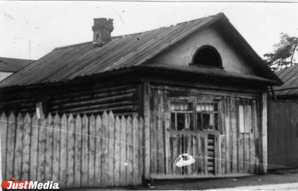 Здание первой почтовой станции на Толмачева, 25. ФОТО: Свердловский госархив. Источник: https://www.justmedia.ru/analitika/project/ot-derevyannoy-izbushki-do-8etazhnogo-doma-svyazi-s-solyariyem-i-detsadom-na-kryshe-istoriya-yekaterinburgskoy-pochty-nachinaya-s-serediny-xviii-veka#