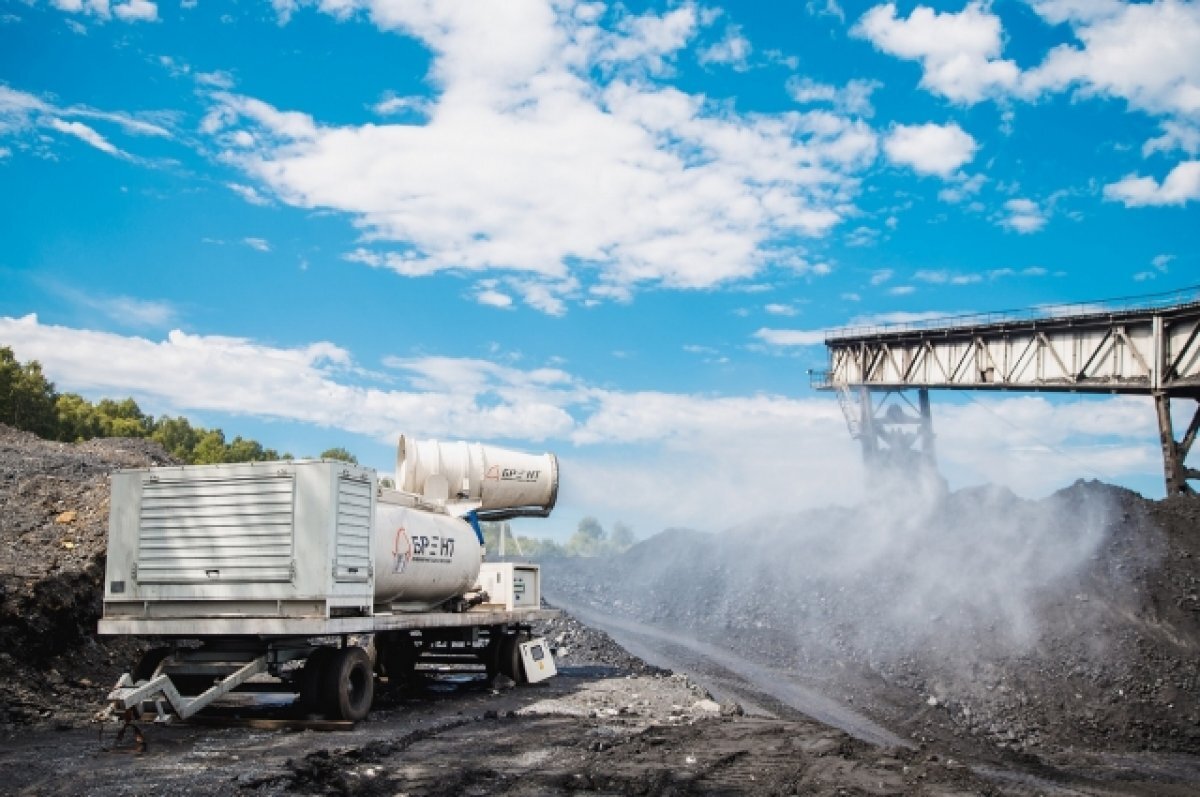 Котельная на угле. Кочегар машинист кочегар угольная котельная. Челябинск комбинат металлургический сталь. Кочегарка на угле. Предприятие работает на угле.