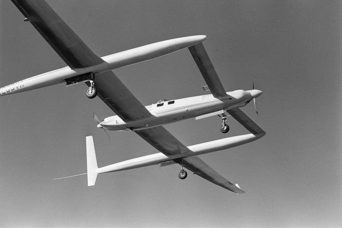 Самолет находящийся в полете преодолевает 140. Rutan Voyager самолёт. Rutan model 76 Voyager. Берт Рутан Вояджер.
