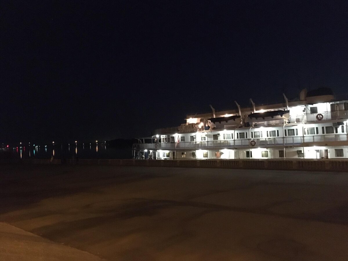 Теплоход "Павел Бажов" на стоянке в Перми