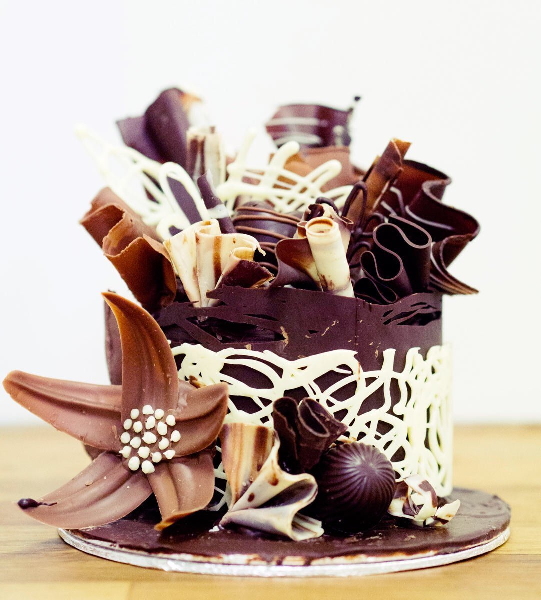 Изделия из шоколада. Украшения из шоколада. Торт с шоколадным декором. Украшение шоколадом. Декор из шоколада для торта.