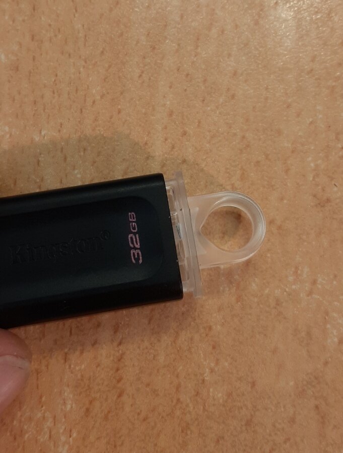 USB флеш Kingston DTX 32GB - отщелкиваем колпачок