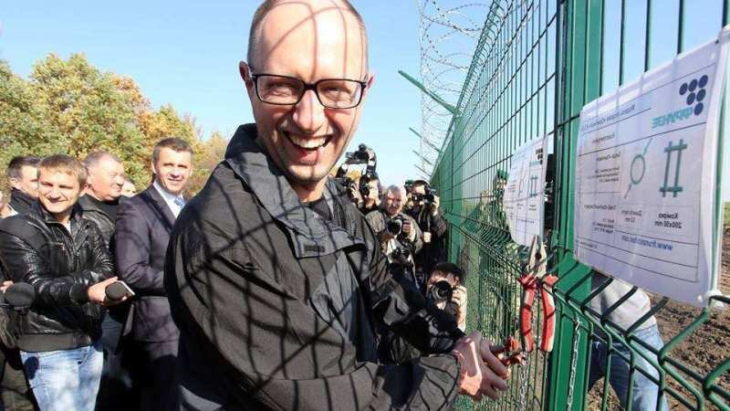    Яценюк возле «Европейского вала». Фото: antikor.com.ua