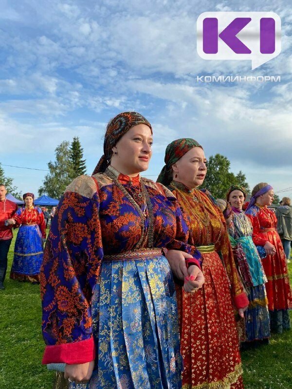Красная горка в 2023 какого числа. Усть-Цилемская горка праздник. Хоровод. Усть-Цилемская горка 2023. Усть Цилемский орнамент.