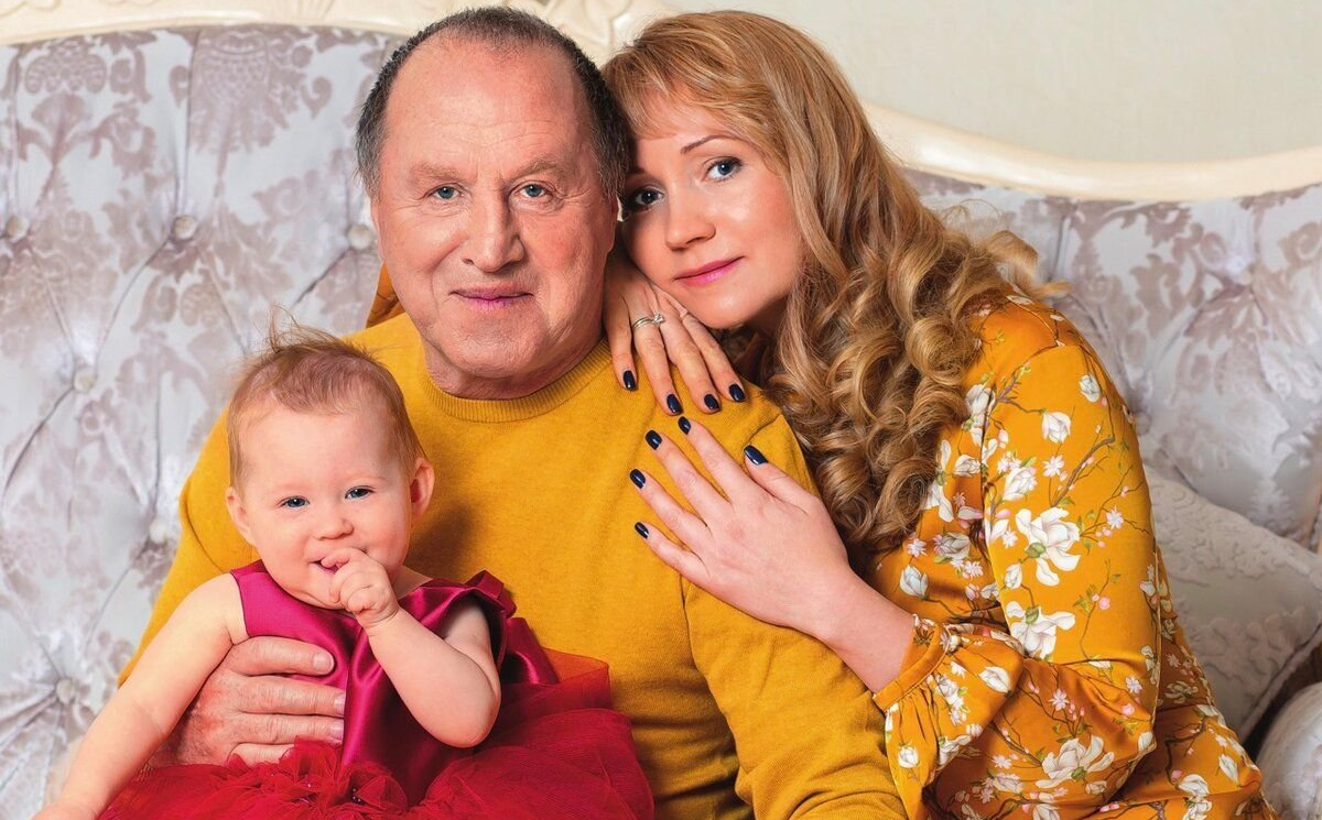 Ирина Дерягина и Владимир Стеклов с дочкой.Фото Яндекс.Картинки