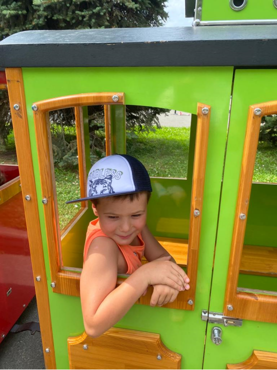 Мой племенник в Парке Победы. Вот так он там проводит время!