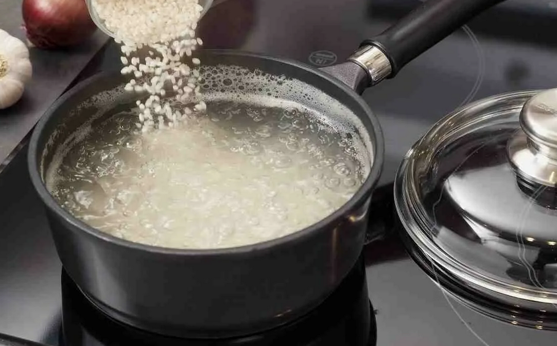 Варка риса. Рис в кастрюле с водой. Отварить рис. Кастрюля для варки риса. Сварить рис на воде рецепт