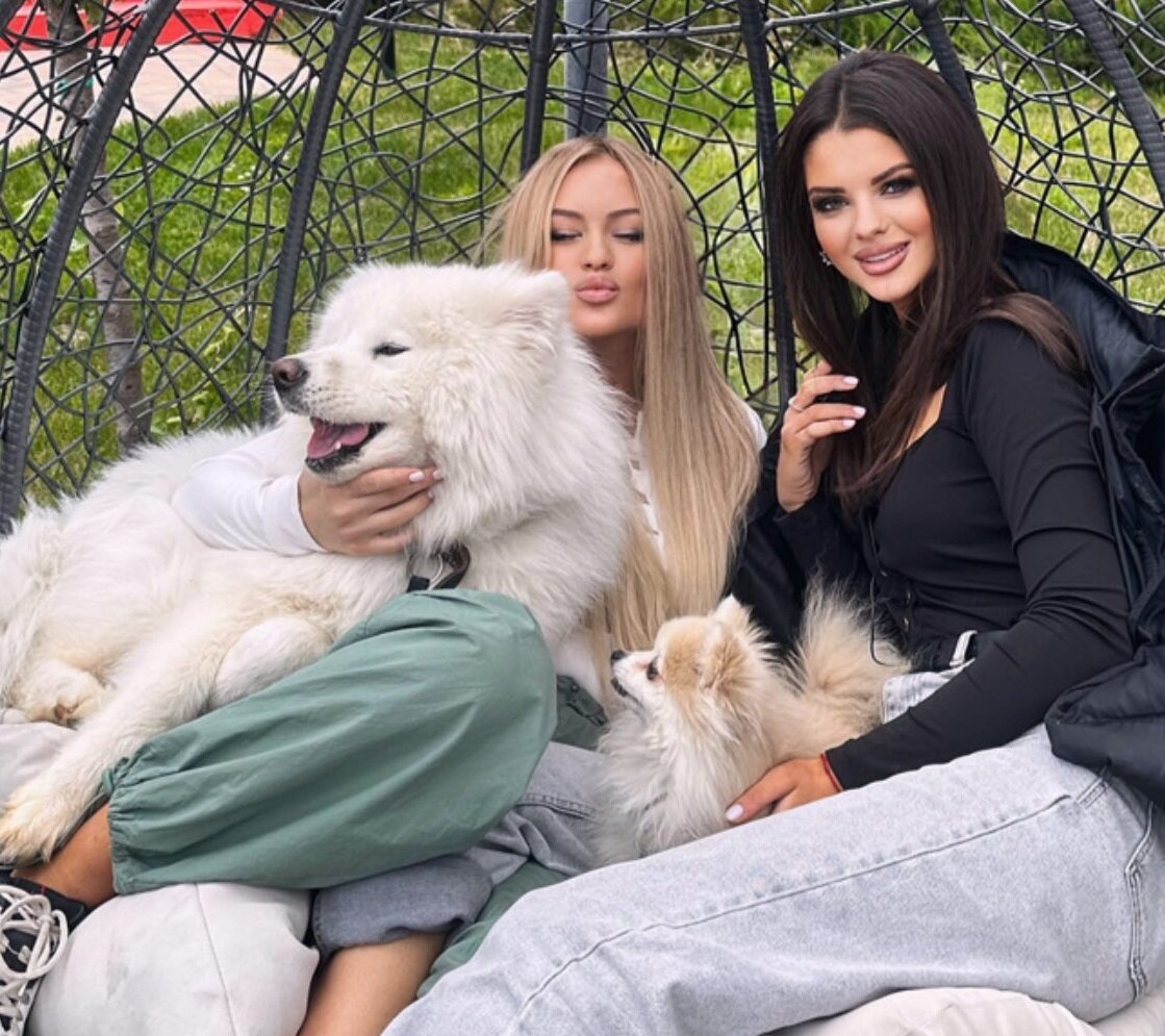 Элина Рахимова и Аня Самонина (фото из Telegram)