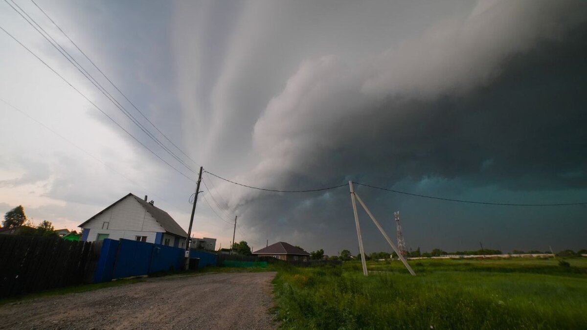     В Абакане жители некоторых районах города остались без электричества и света. Всему виной сильная гроза — в администрации рассказали, что контролируют ситуацию.