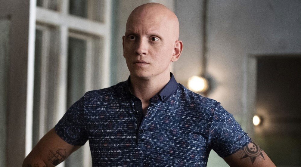     Энтони Кэрриган, кадр из сериала «Барри» (2018-2023)