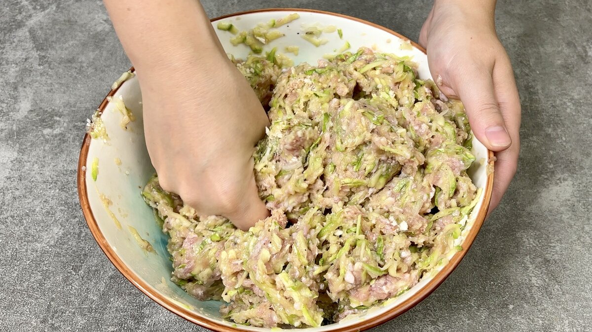 Готовлю любимые летние котлеты из фарша и кабачка с сюрпризом внутри! Максимально сочные и невероятно вкусные получаются!-5-2