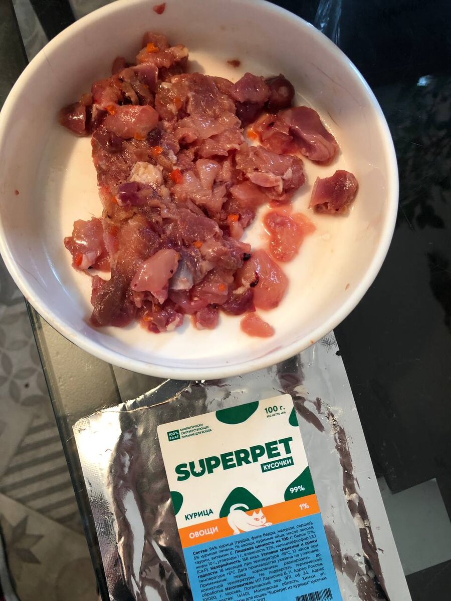 Так выглядит рацион с курицей. Мясо и микроскопической количество моркови.