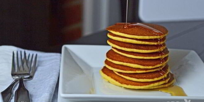 Оладьи из кукурузной муки с изюмом