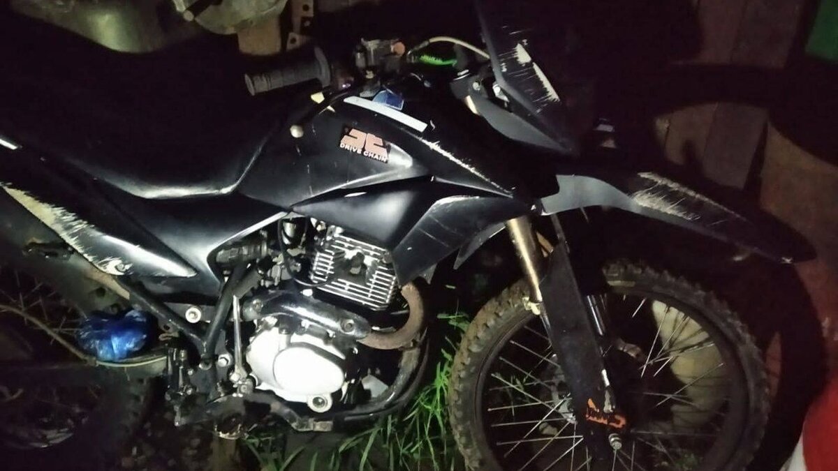     Авария с участием несовершеннолетнего мотоциклиста произошла в среду 12 июля в селе Сюмси. Там вечером 16-летний местный житель решил вечером покатать на кроссовом мотоцикле свою 14-летнюю подругу, но не совладал с управлением.