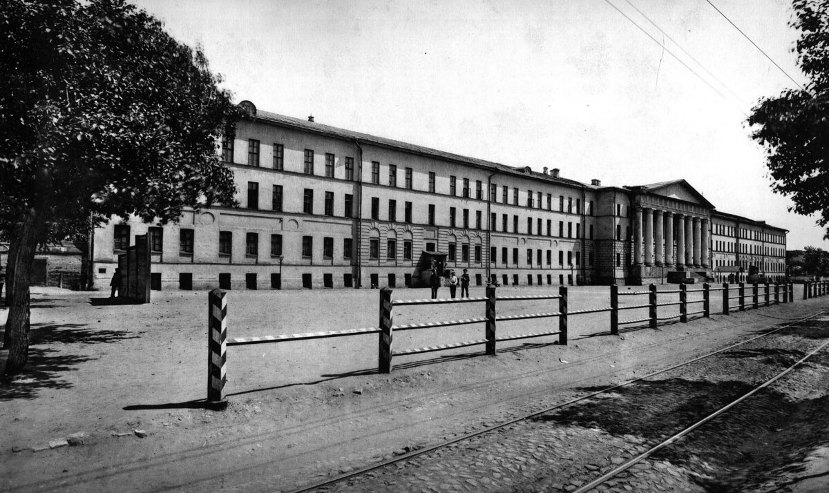 Покровские казармы с плацем, 1910-е годы, фотограф Пётр Павлов.