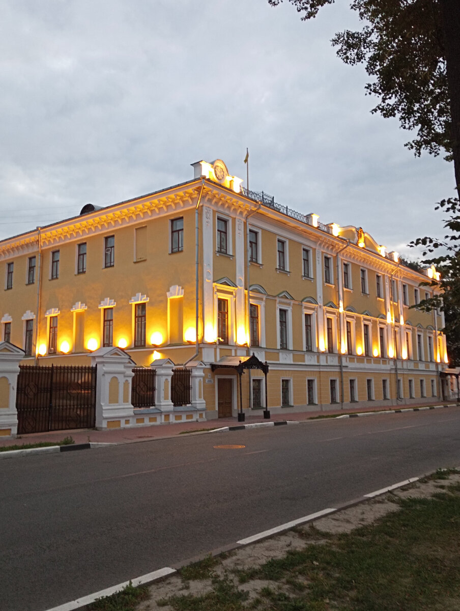 Губернаторский дом  19 века. Здесь расположен Ярославкий государственый художественный музей. 