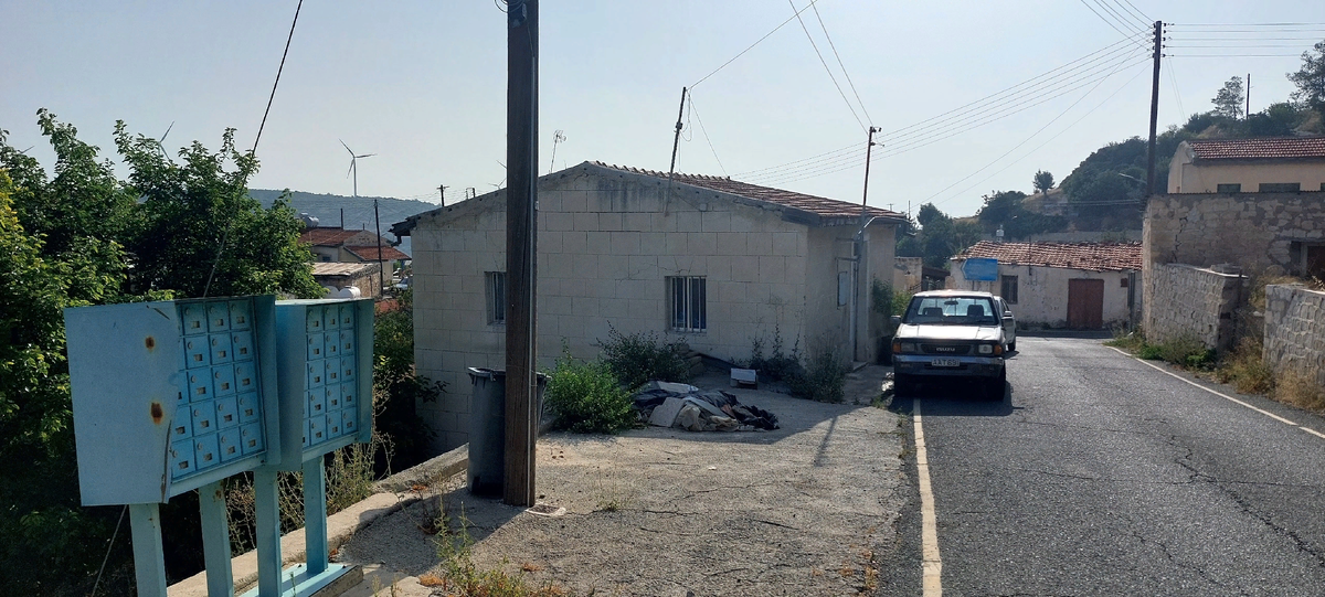 Деревенька вполне обычная. Небольшие домики, узкие дороги