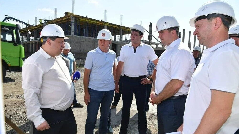     Школу, которую начали возводить три года назад, обещают сдать к 20 декабря 2023 года.