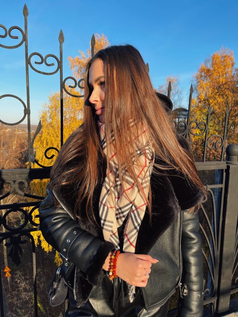 На модели браслеты с мукаитом и сердоликом