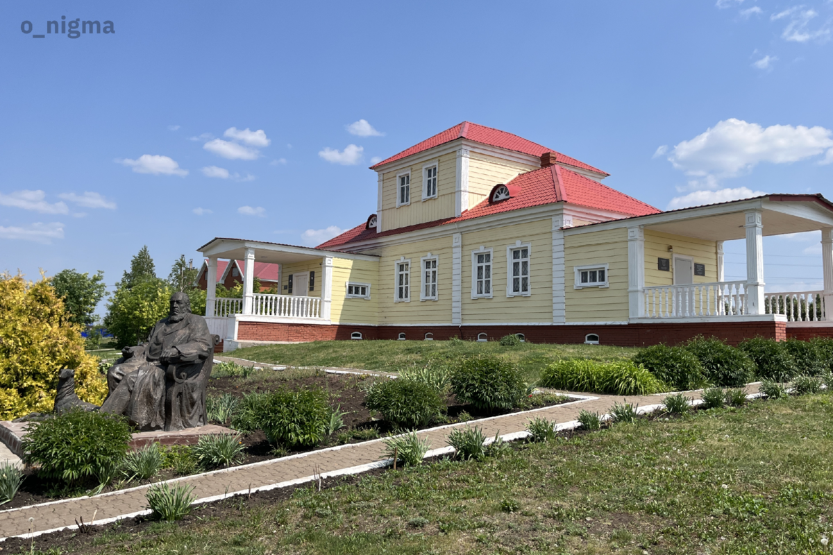 Дом семьи Аксаковых и памятник Сергею Тимофеевичу