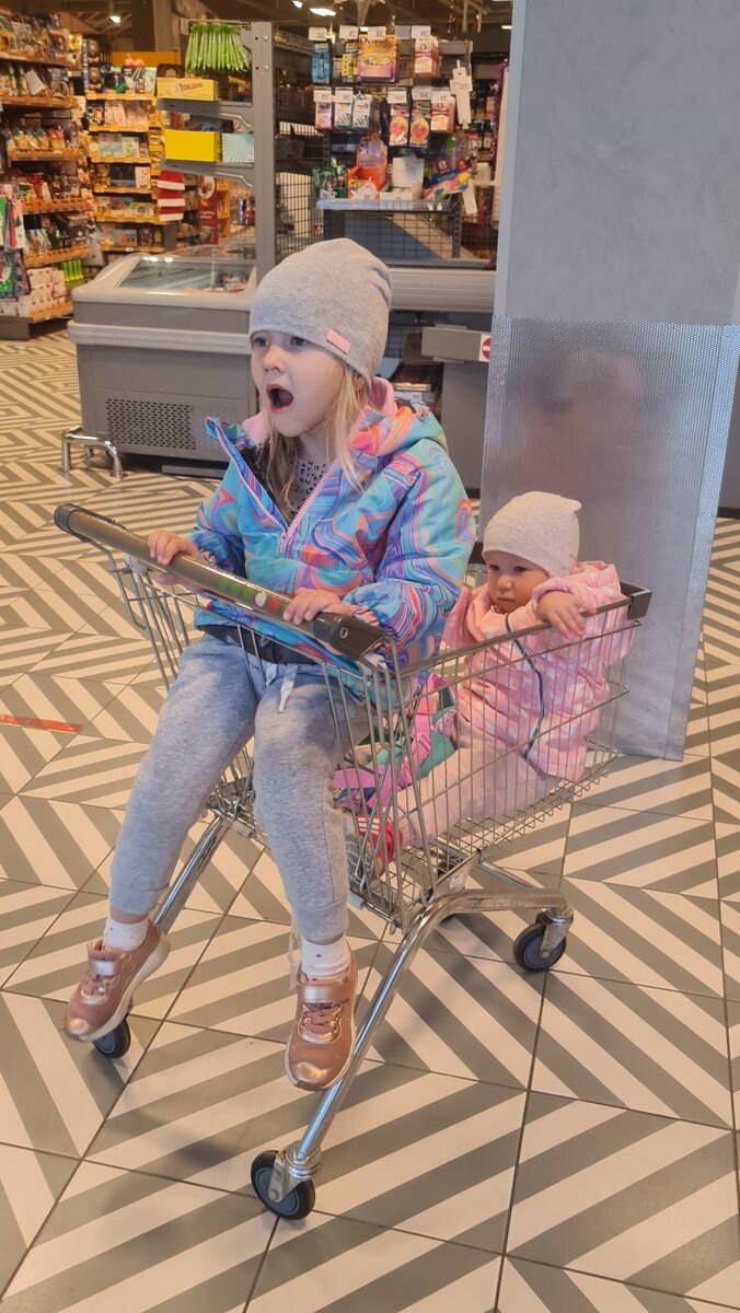 Маша и Мелисса кричат и пытаются разбежаться по магазину в разные стороны