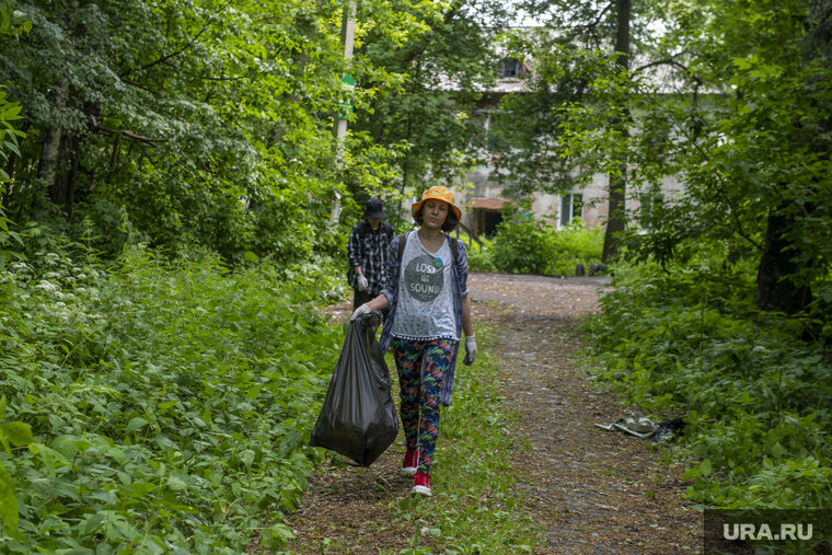   Помимо сбора мусора, были установлены таблички и видеокамеры