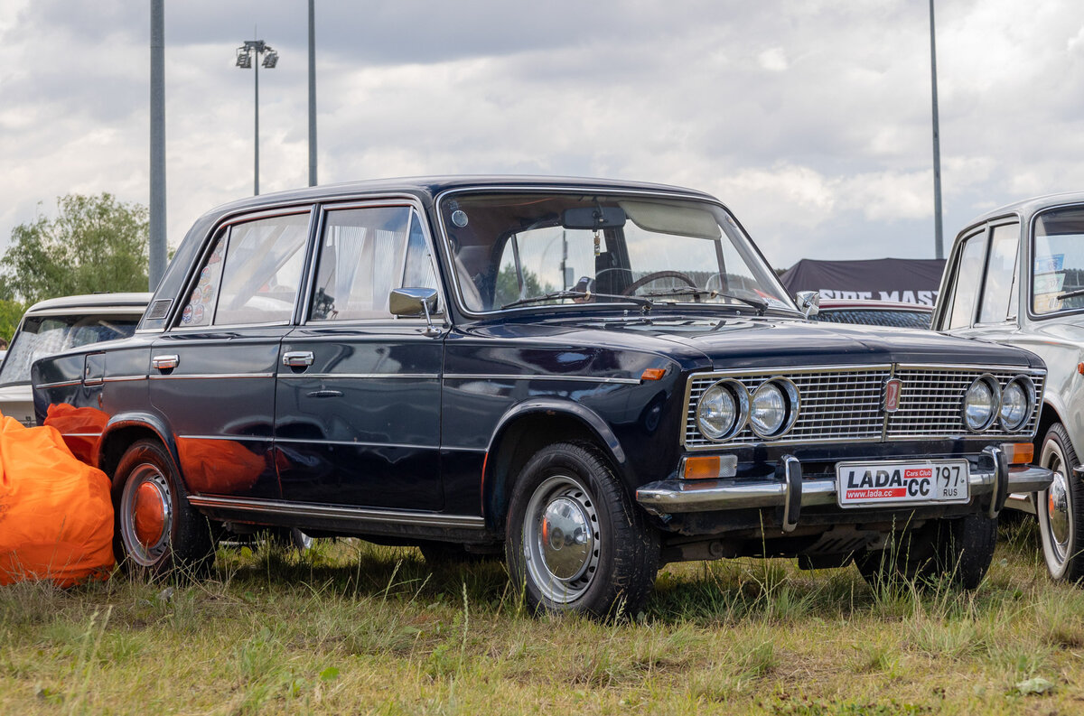 Russian low classics наклейка. Ваз 2103 и 2106. Ваз классика в москве. Ваз классика в москве. Стенс жигули 2105.