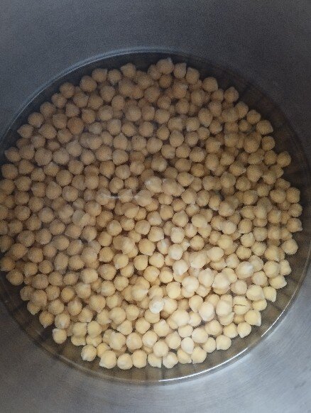 Вода должна быть выше на 4-5 см.