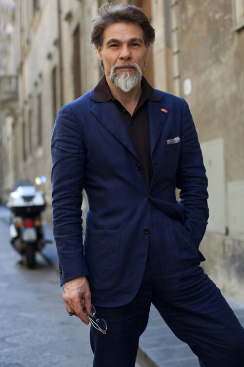 Удачно сочетает поло с костюмом флорентиец Симоне Риги — даже выпущенный воротник у него не смотрится вульгарно