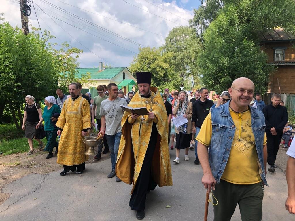 Газета в бежецке. Крестный ход. Подсвечник для крестного хода. Бежецкий