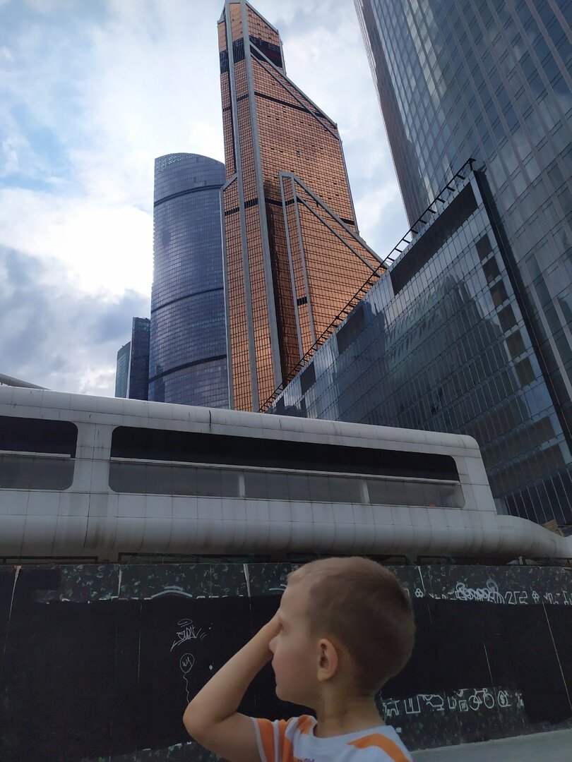 Небоскрёбы, небоскрёбы, а я маленький такой!