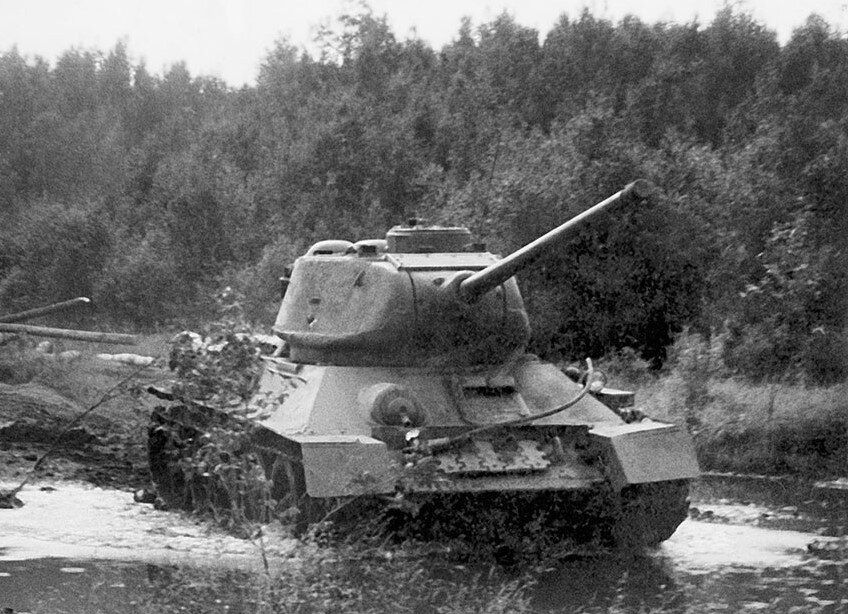 Нападение 30. Советский танк попал в болото. Военные танки в бою фото. Через окопы едет танк.