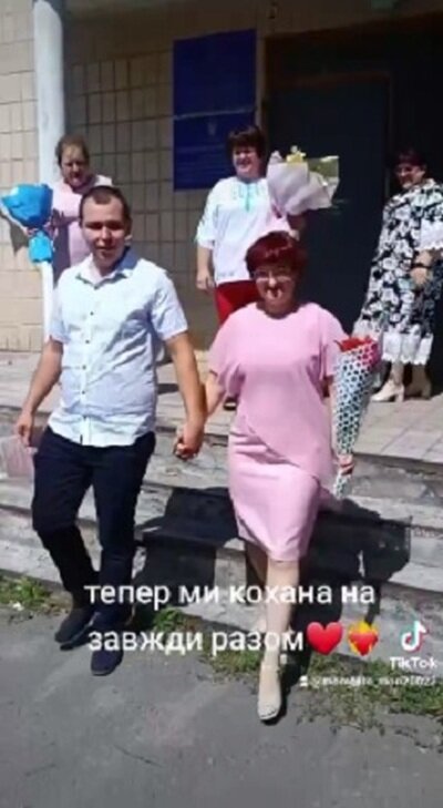    Украинские мужчины женятся на бабушках-инвалидах и матерях-одиночках, лишь бы не попасть в «гвардию наступления под землю»