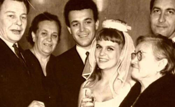 На свадьбе присутствовало более 400 гостей. Мама позади Иосифа