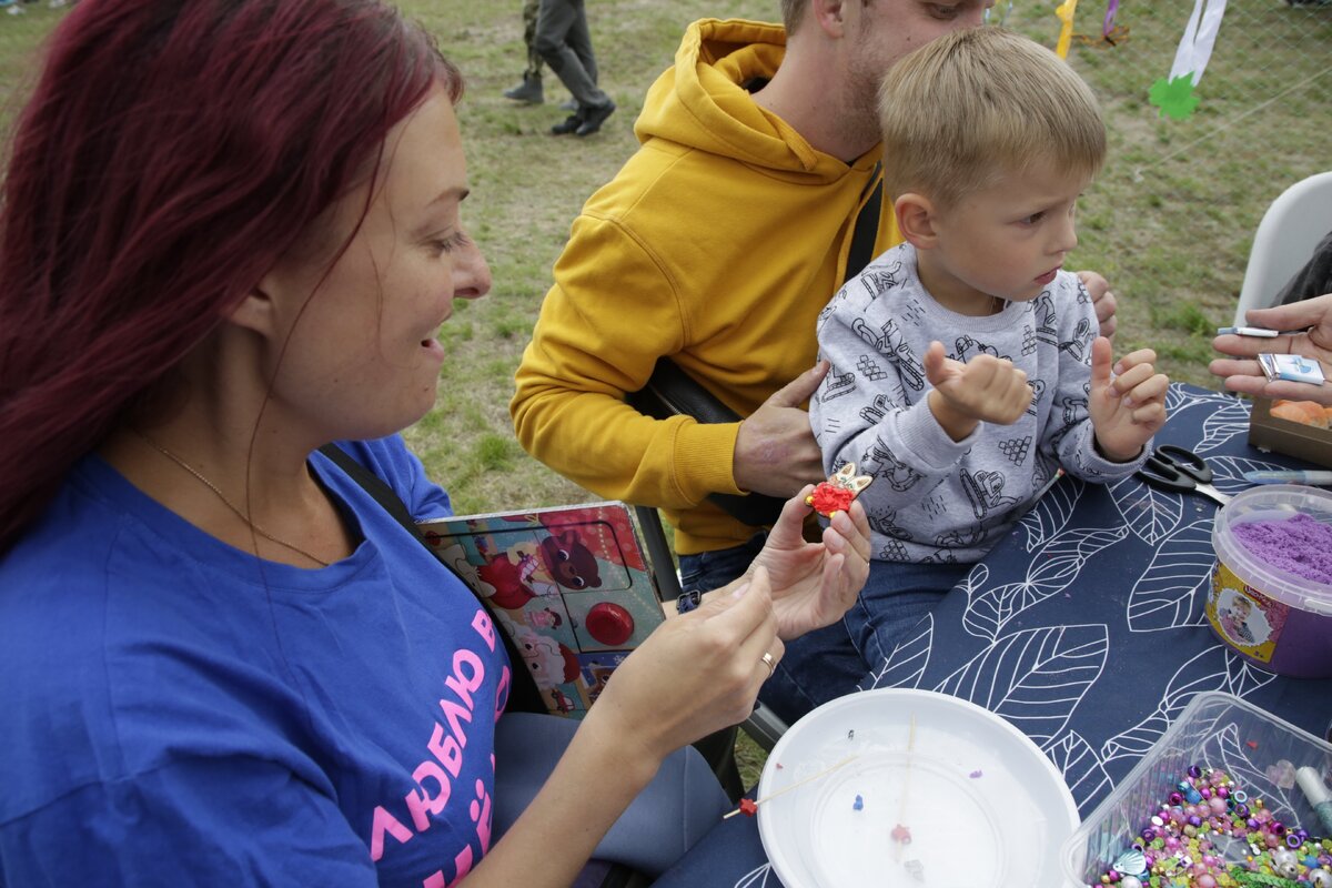    На Пикнике ХМ дети изготовили из подручных материалов краснокнижных животных