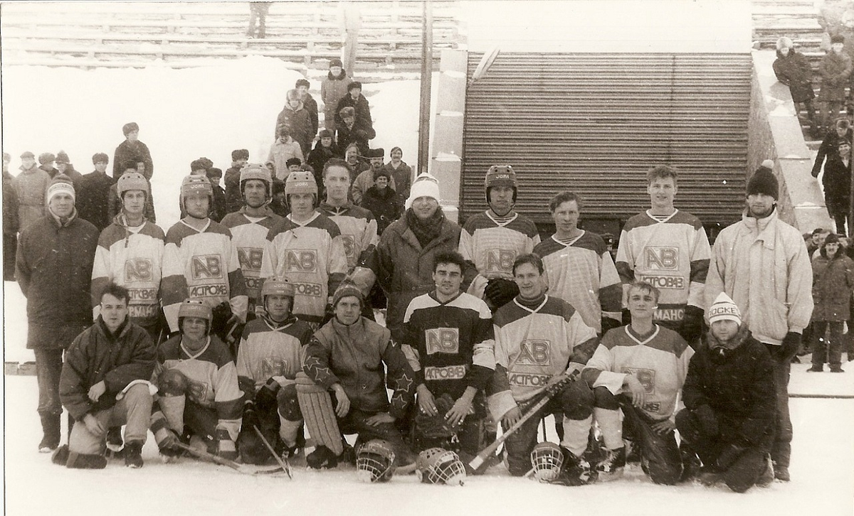 ХК "АстроВаз", 2 лига. Верхний ряд (слева направо) - Болелов В.В., Потапенко Р., Старосветский С., Заборщиков С., Иванников О., Щеголев И., Чуприн Б., Малышев И., Изотов Н., Помазан Ю., Терехин Ю. Нижний ряд - Ладыжинский В., Масленников С, Малыгин В., Мишин А., Подгурский А., Мясоедов, Смирнов В., Самсонов А.