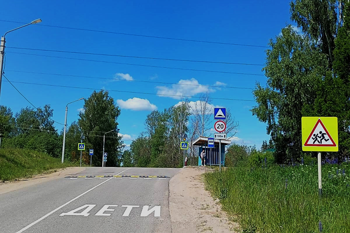 Великолукский район Установка ИДН, дорожных знаков, нанесение разметки на а/д «Булынино-Личково» км 0+500
