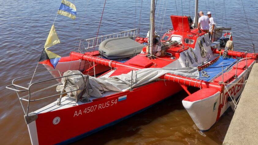    В Нижневартовске пришвартовался тримаран из Новосибирской области