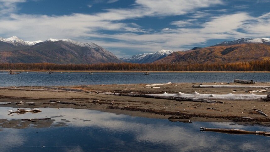     После того, как туристический сезон в Крыму после подрыва моста закончился, так толком не начавшись, более осмотрительные граждане стали выбирать для отдыха не Черное море, а Байкал. Но его на всех перестало хватать еще в прошлом году. Что же будет в этом?